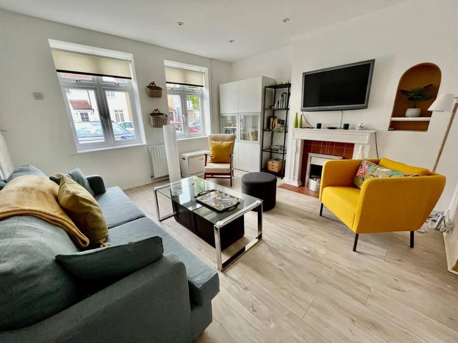 Villa Entire 3 Bed House Weybridge Brooklands, London Byfleet Exterior foto