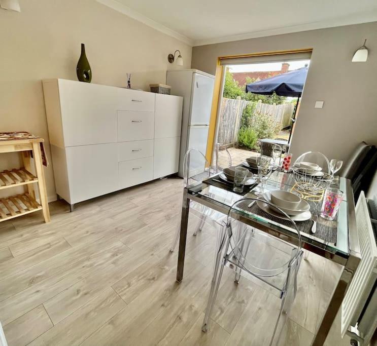 Villa Entire 3 Bed House Weybridge Brooklands, London Byfleet Exterior foto
