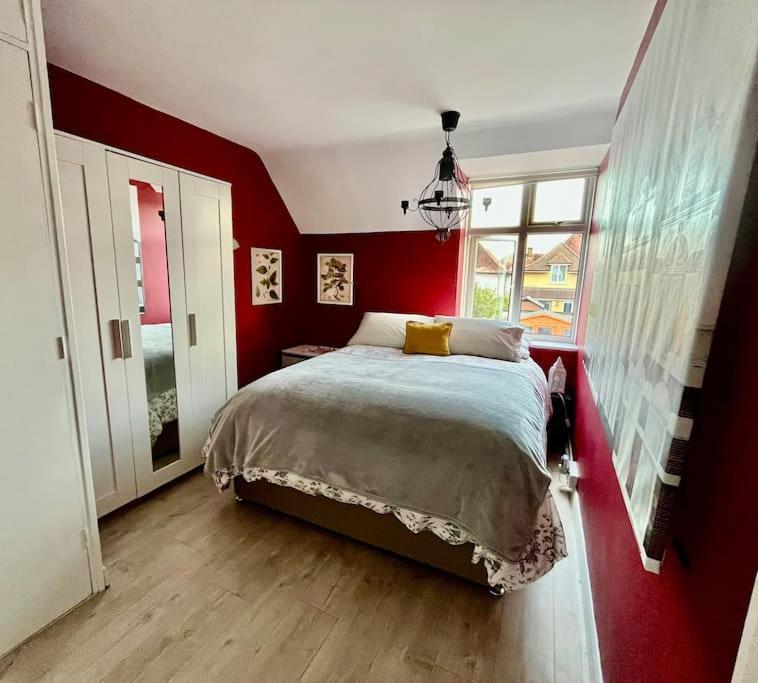 Villa Entire 3 Bed House Weybridge Brooklands, London Byfleet Exterior foto