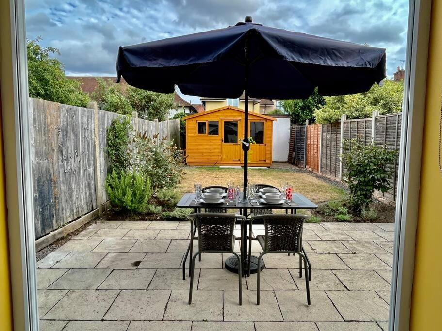 Villa Entire 3 Bed House Weybridge Brooklands, London Byfleet Exterior foto