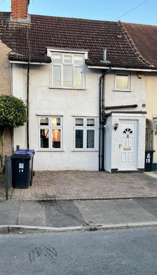 Villa Entire 3 Bed House Weybridge Brooklands, London Byfleet Exterior foto