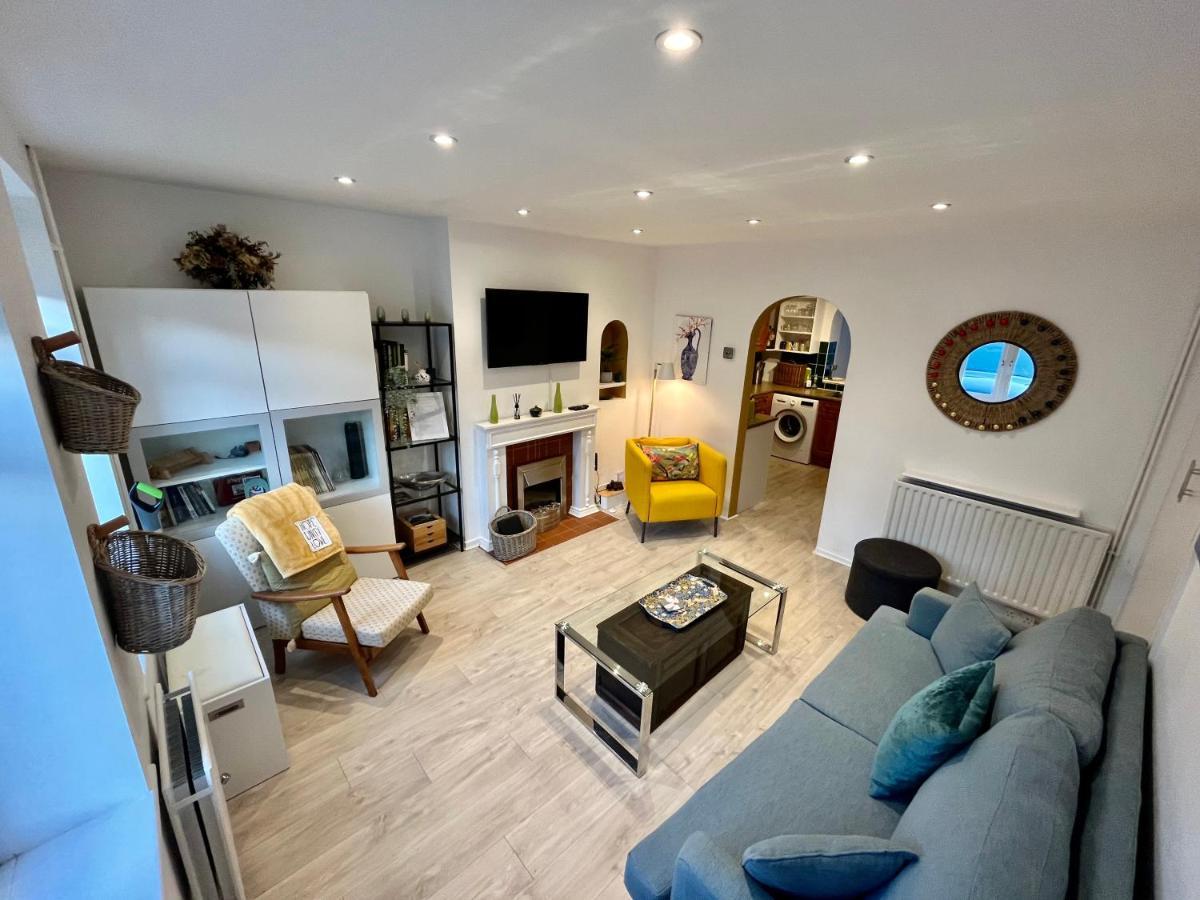 Villa Entire 3 Bed House Weybridge Brooklands, London Byfleet Exterior foto